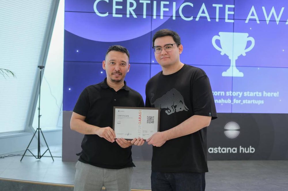 Вручение сертификата Startup Garage на demo day в Astana Hub